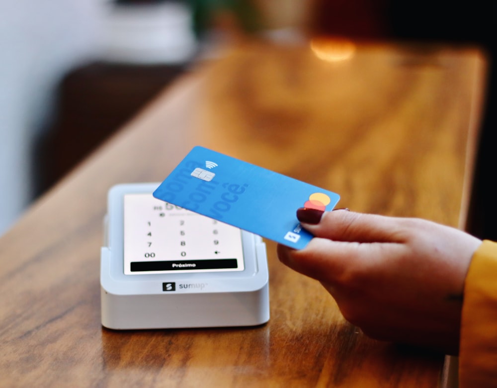 A guest paying at the bar with a contactless card